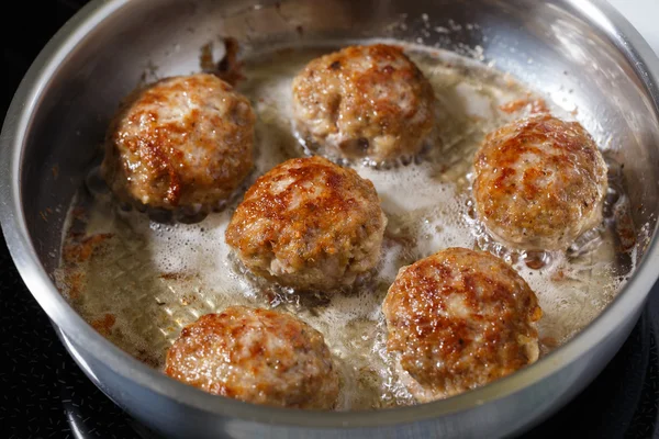 Patate di carne macinata fritte in padella di acciaio inox con olio — Foto Stock