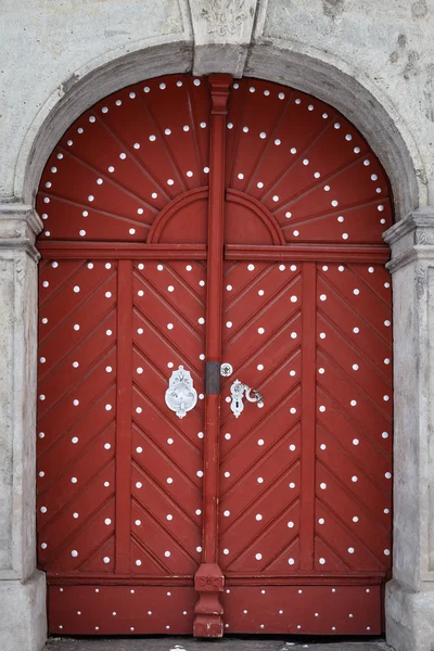 Hermosa puerta de madera roja vieja en el castillo —  Fotos de Stock