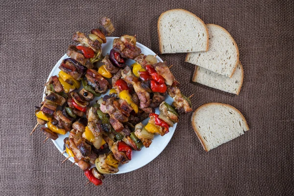 Gegrillte Fleischspieße mit Gemüse und Brot — Stockfoto