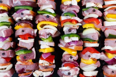 Çiğ domuz eti şiş ızgara için hazır