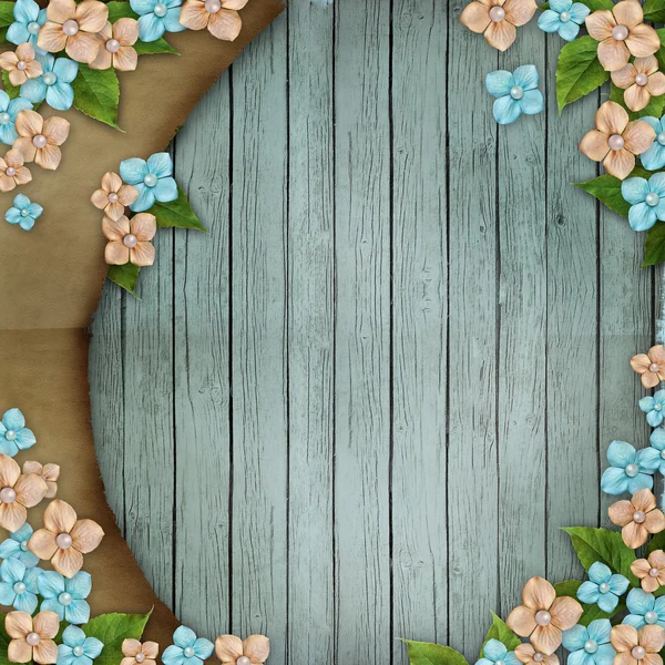 Blå trä bakgrund med blommor, pärlor och spetsar — Stockfoto