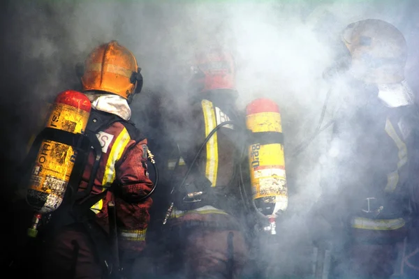 İtfaiyeciler iş başında.