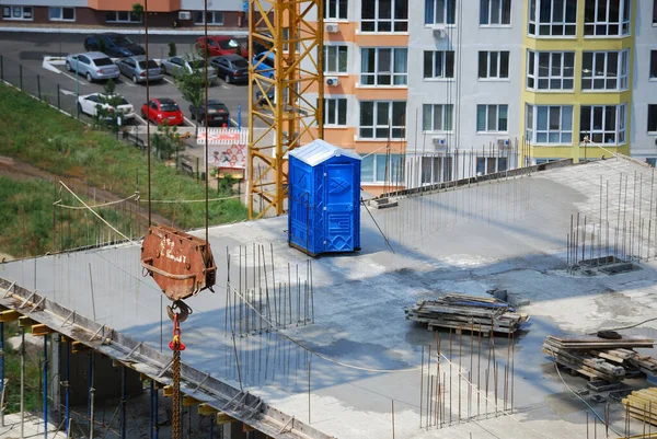 Bio Toilet Bouwplaats Tegen Gebouwen Kraan — Stockfoto