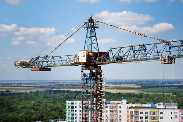 Baukran Und Gebäude Vor Blauem Himmel Stockbild