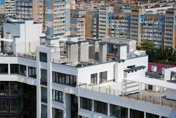 Moderner Glasbau Gegen Altbauten — Stockfoto