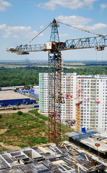 Grue Construction Bâtiment Contre Ciel Bleu — Photo