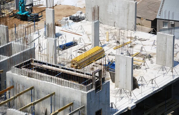 İnşaat halindeki binaya yakından bakın.