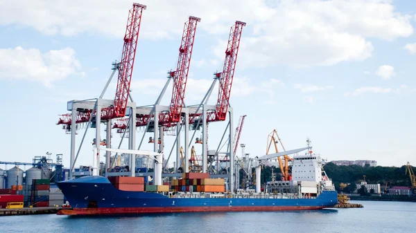 Navio no porto marítimo de Odessa — Fotografia de Stock