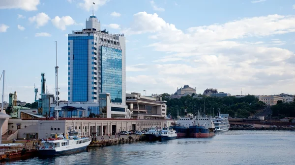 Puerto y hotel en Odessa, Ucrania — Foto de Stock