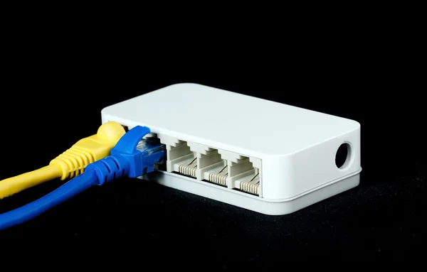 Cables de red RJ45 conectados a un interruptor — Foto de Stock