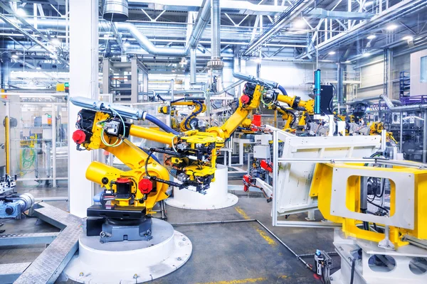 Robots en una planta de automóviles — Foto de Stock