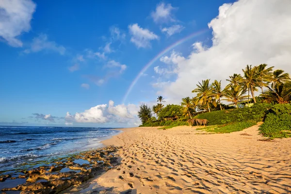 Rainbow over the popular surfing place Sunset Beach, Oahu, Hawaii — Stock Photo, Image