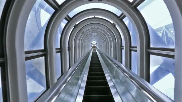 Escaleras mecánicas en edificio moderno — Vídeos de Stock