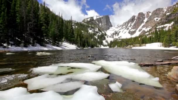 Jezioro marzeń w parku narodowym Gór Skalistych — Wideo stockowe
