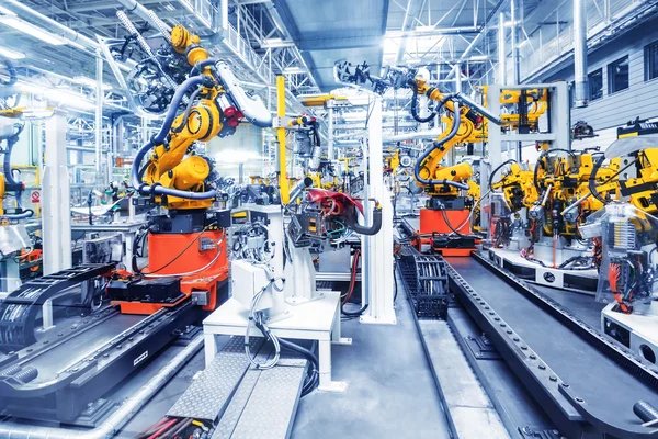 Araba fabrikasındaki robotlar.