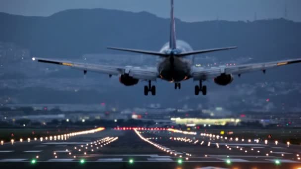 Grote vliegtuig landing tijdens het blauwe uur — Stockvideo
