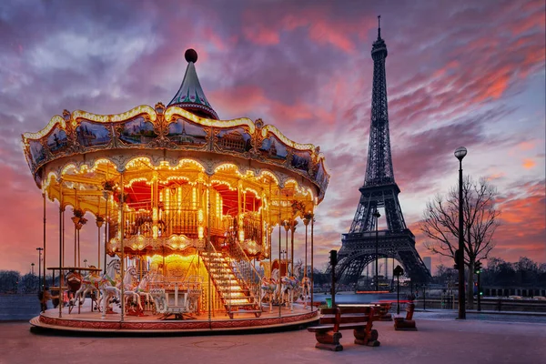 Pôr do sol sobre carrossel vintage perto da Torre Eiffel, Paris — Fotografia de Stock