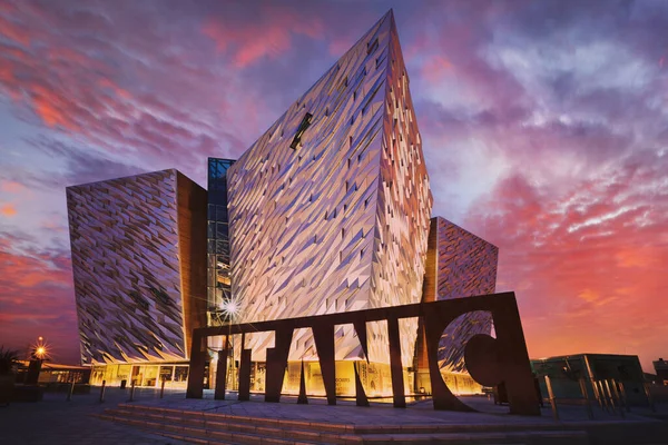 Sunset over Belfast Titanic, Belfast, Észak-Írország, Egyesült Királyság — Stock Fotó