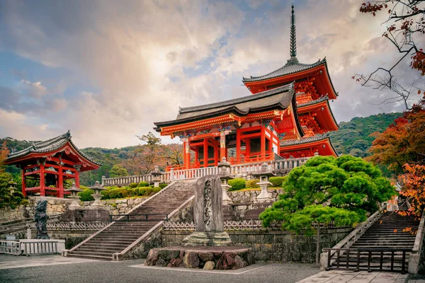 Pagoda Sanjunoto y templo Kiyomizu-dera en la temporada de otoño, Kioto —  Fotos de Stock