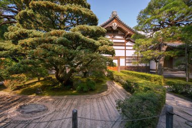 Japon kuru kum zen bahçesi Ginkaku-ji 'de, Jisho-ji olarak da bilinir, sonbahar sezonu boyunca Japonya' nın Kyoto kentinde.
