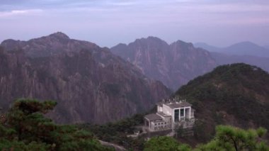 Huangshan Dağı 'ndaki Mor Bulut Tepesi' nin panoramik manzarası, Sarı Dağ, Anhui, Çin.