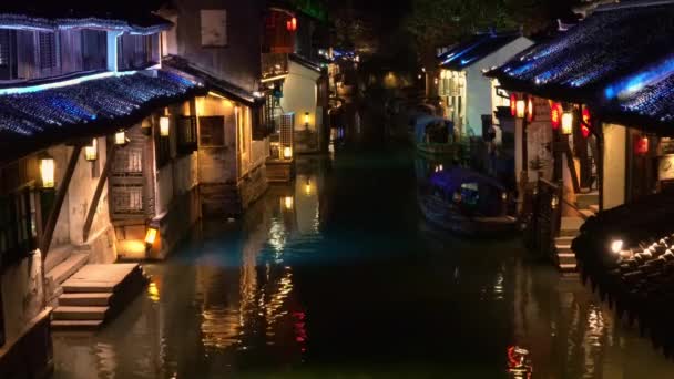 Verlichte Zhouzhuang waterstad 's nachts, Jiangsu, China — Stockvideo