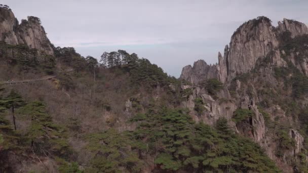 중국 안후이에 있는 황산으로 알려진 화산 산에 있는 보라색 구름 봉의 전경. — 비디오