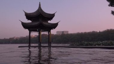 Batı Gölü, Hangzhou, Çin 'deki antik pavyon Jixian.