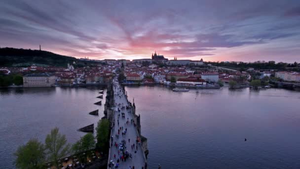 Zonsondergang over de Karelsbrug en het kasteel van Praag, Tsjechië — Stockvideo