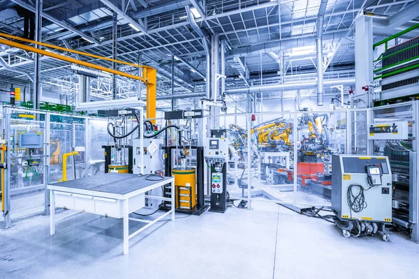 Araba fabrikasında robotik kollar