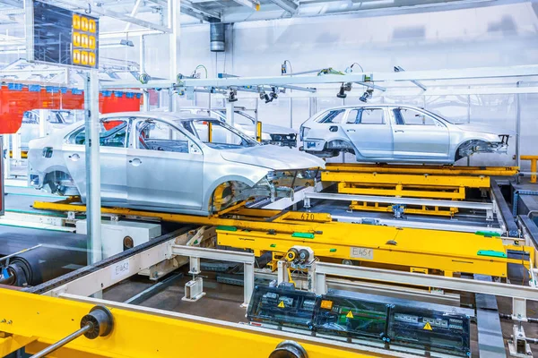 Montaje de coches en la línea transportadora — Foto de Stock