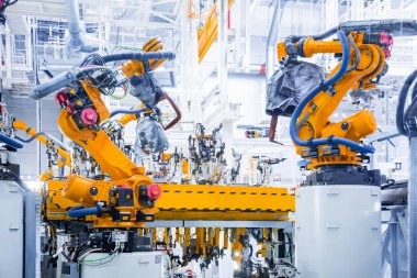 Araba fabrikasındaki robotlar.