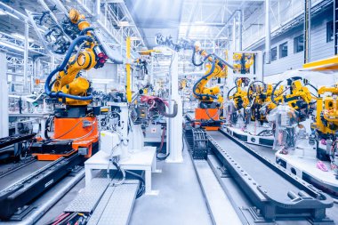 Araba fabrikasındaki robotlar.
