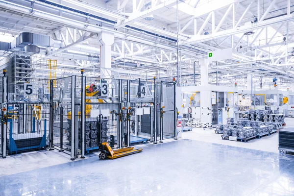 Robots en una fábrica de automóviles — Foto de Stock