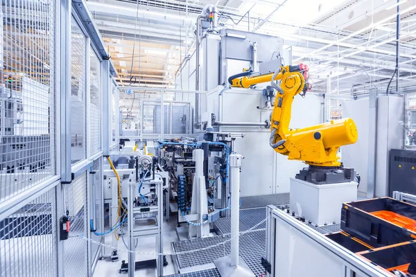 Araba fabrikasındaki robotlar.