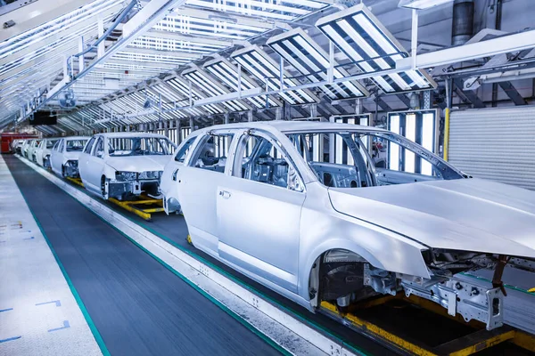 Coches en fila en la planta de automóviles — Foto de Stock