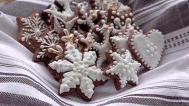 Peçete üzerinde dönen zencefilli kurabiyelerin yan görünümü