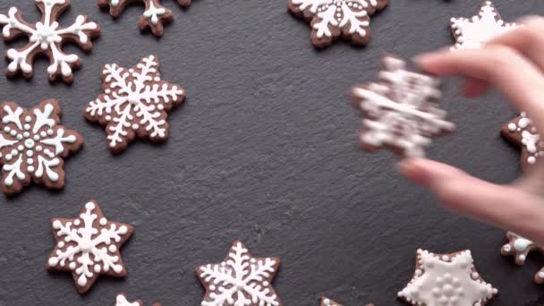 Vedere de sus a cookie-urilor de turtă dulce așezate manual fulgi de zăpadă pe masa de ardezie — Videoclip de stoc