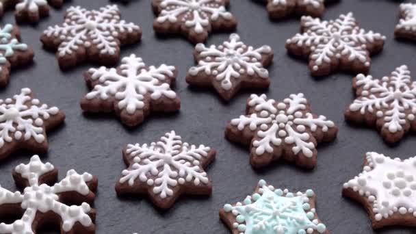 Vista Laterale Dei Biscotti Pan Zenzero Rotanti Fiocchi Neve Sul — Video Stock