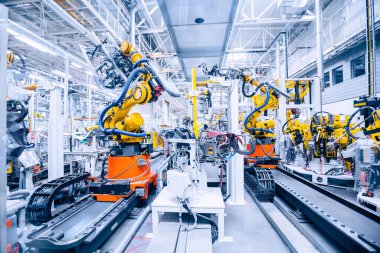 Araba fabrikasındaki robotlar.