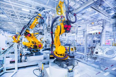 Araba fabrikasındaki robotlar.