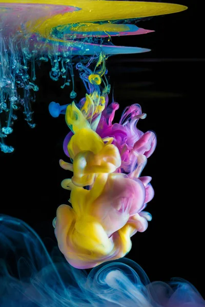 Gekleurde inkten in water op zwarte achtergrond — Stockfoto