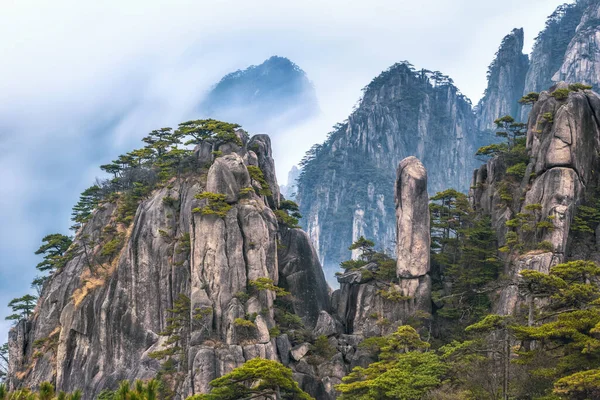 황산으로 알려진 화산산의 신선 한 테라스에서 바라본 중국, 안후이. — 스톡 사진