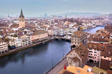 Zürih ufuk çizgisinin havadan görünüşü ve Limmat nehri, İsviçre