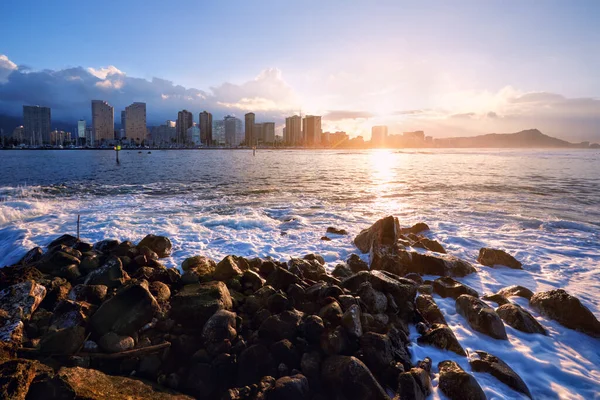 Ανατολή πάνω από Honolulu ορίζοντα, Oahu, Χαβάη — Φωτογραφία Αρχείου