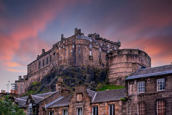 Vista sobre el Castillo de Edimburgo desde Heriot place, Edimburgo, Escocia, Reino Unido — Foto de Stock