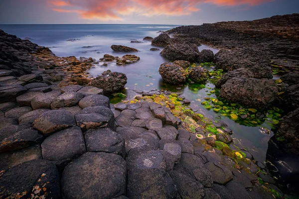 Захід через утворення гірських порід Giants Causeway, County Antrim, Північна Ірландія, Велика Британія — стокове фото