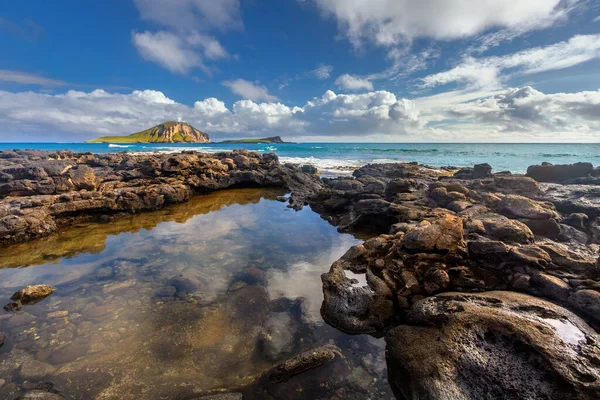 Hullámok törnek sziklák közelében Macapuu strand, Oahu, Hawaii — Stock Fotó