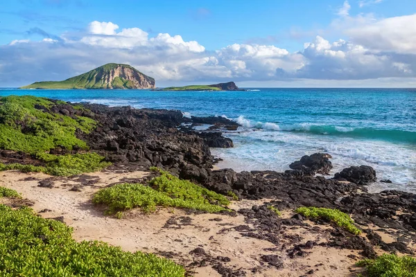 Hullámok törnek sziklák közelében Macapuu strand, Oahu, Hawaii — Stock Fotó