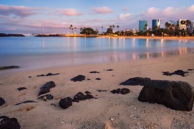 Günbatımı Honolulu gökyüzü ve Magic Island Lagoon, Oahu, Hawaii